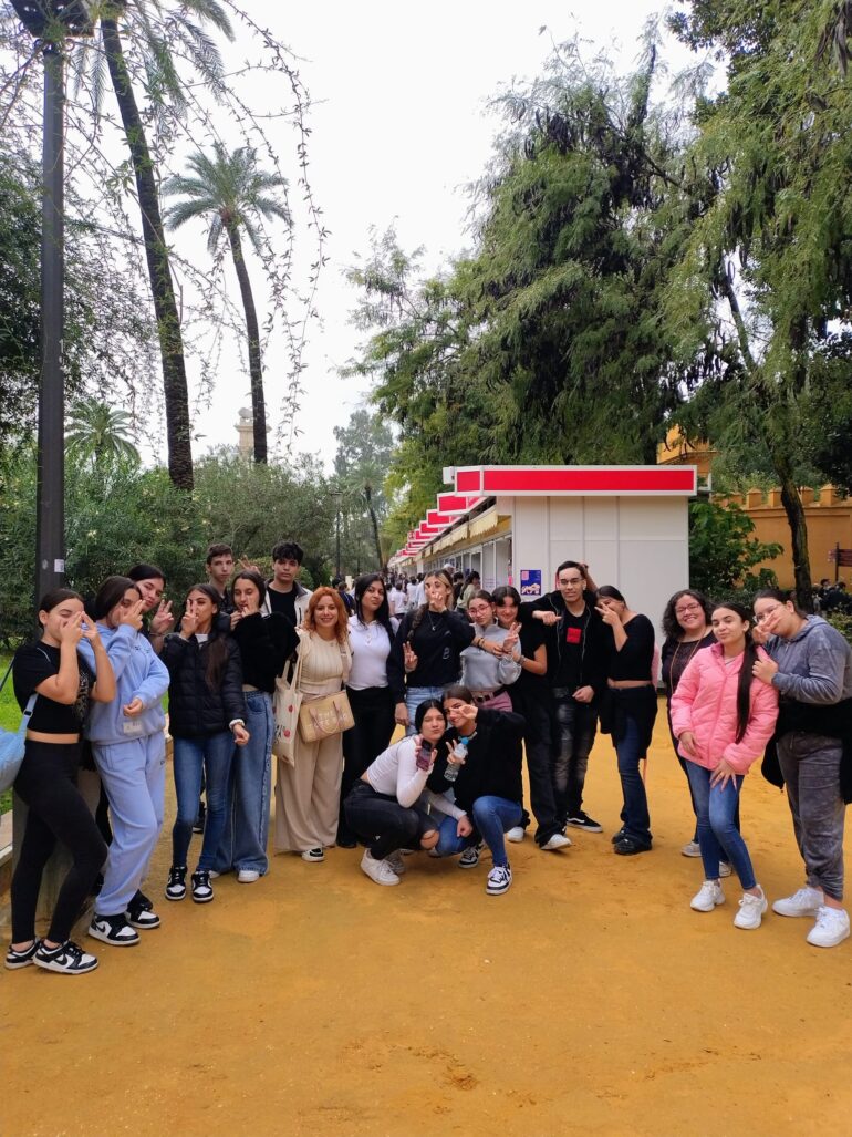 Estudiantes del IES Polígno Sur en la Feria del Libro de Sevilla 2025