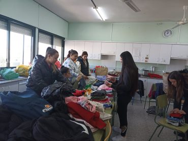 Alumnado de 1º de APSD trabajando en la selección de ropa donada.